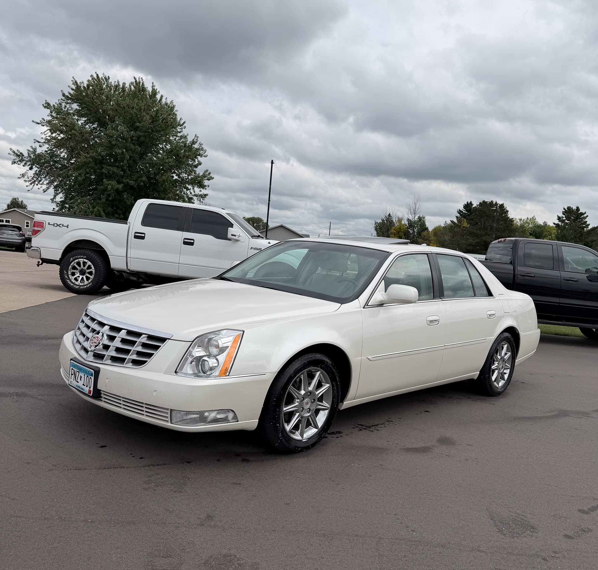 2011 Cadillac DTS Luxury — photo 1 of 16