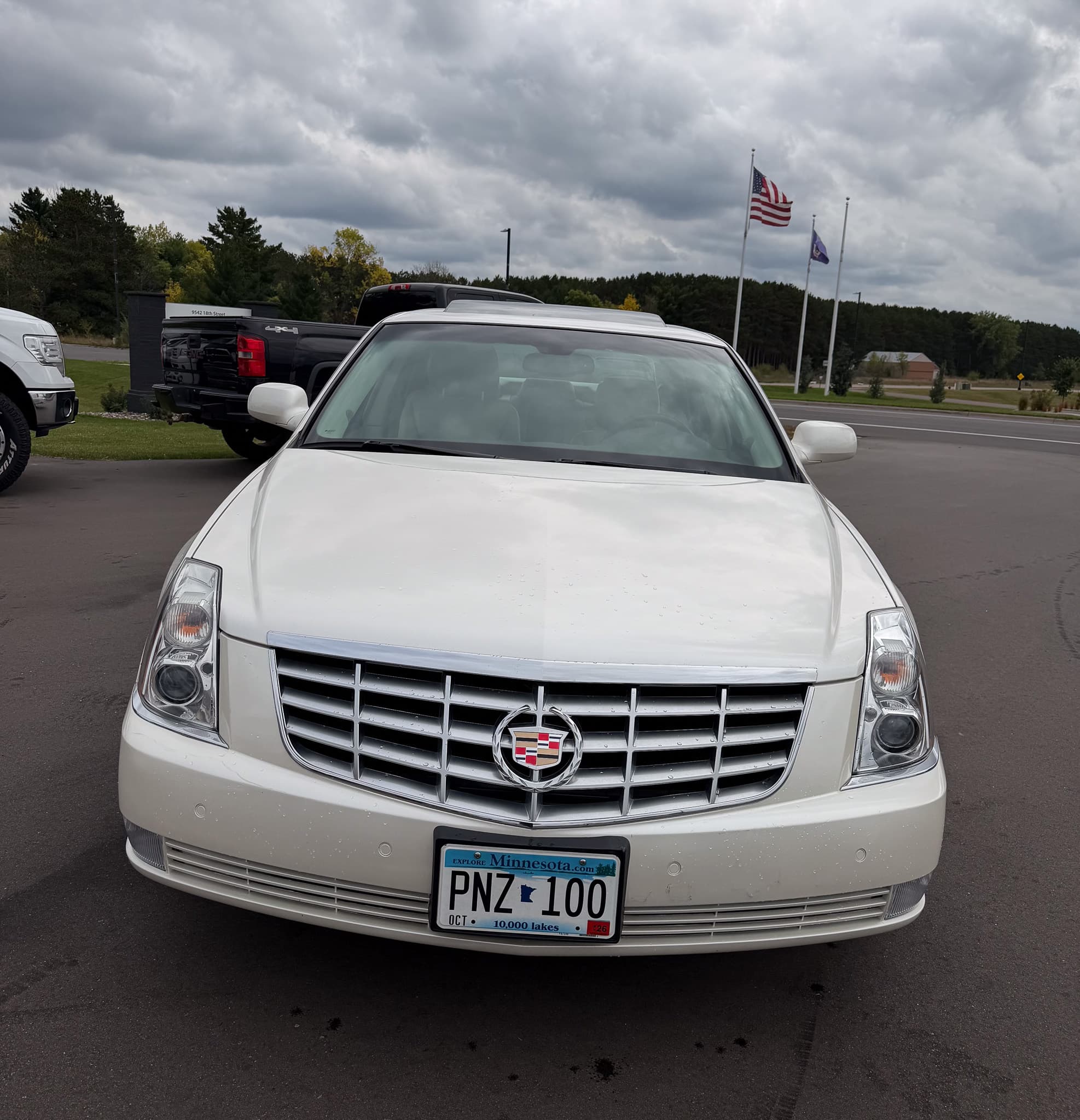 2011 Cadillac DTS Luxury — photo 2 of 16
