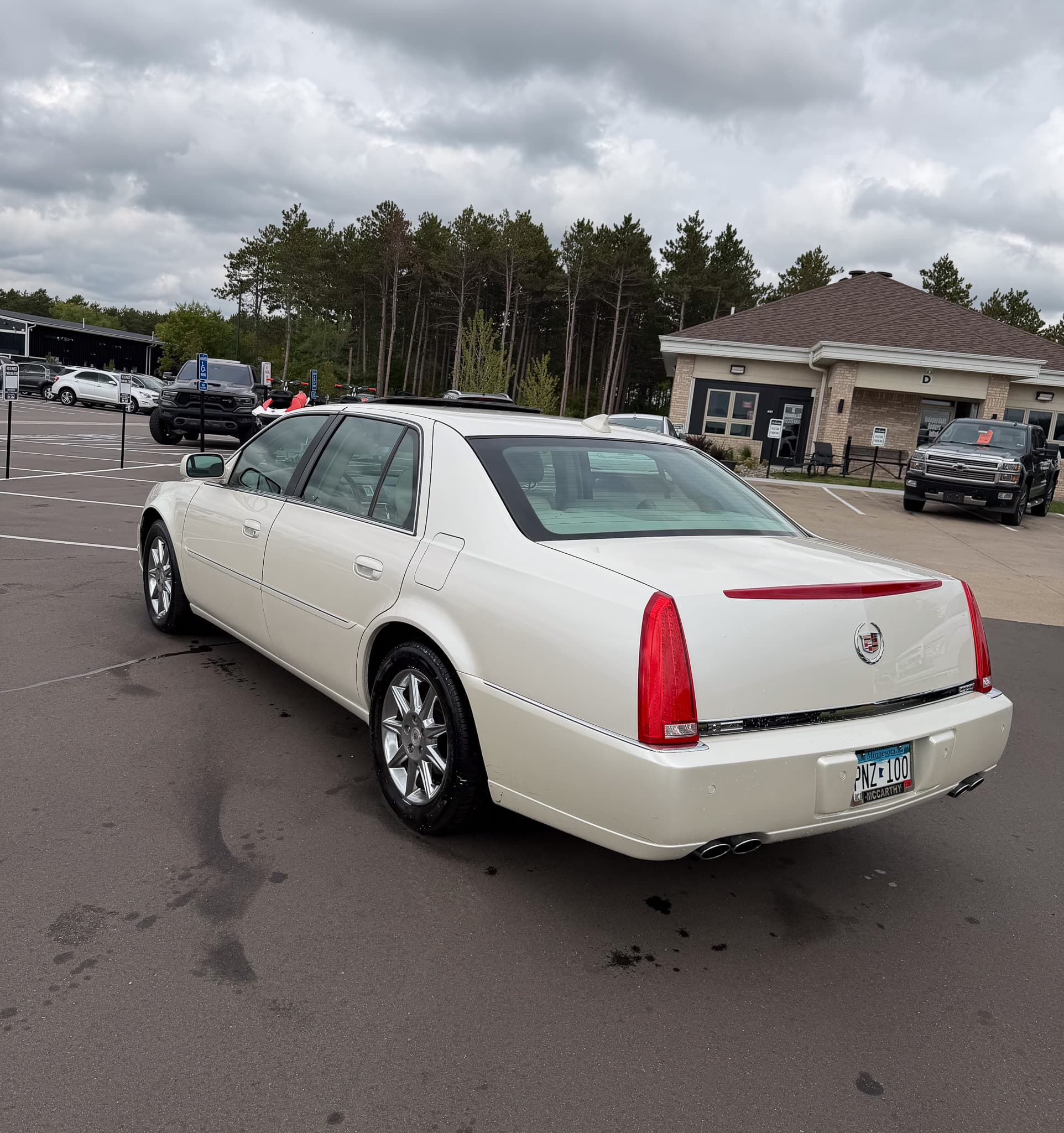 2011 Cadillac DTS Luxury — photo 6 of 16