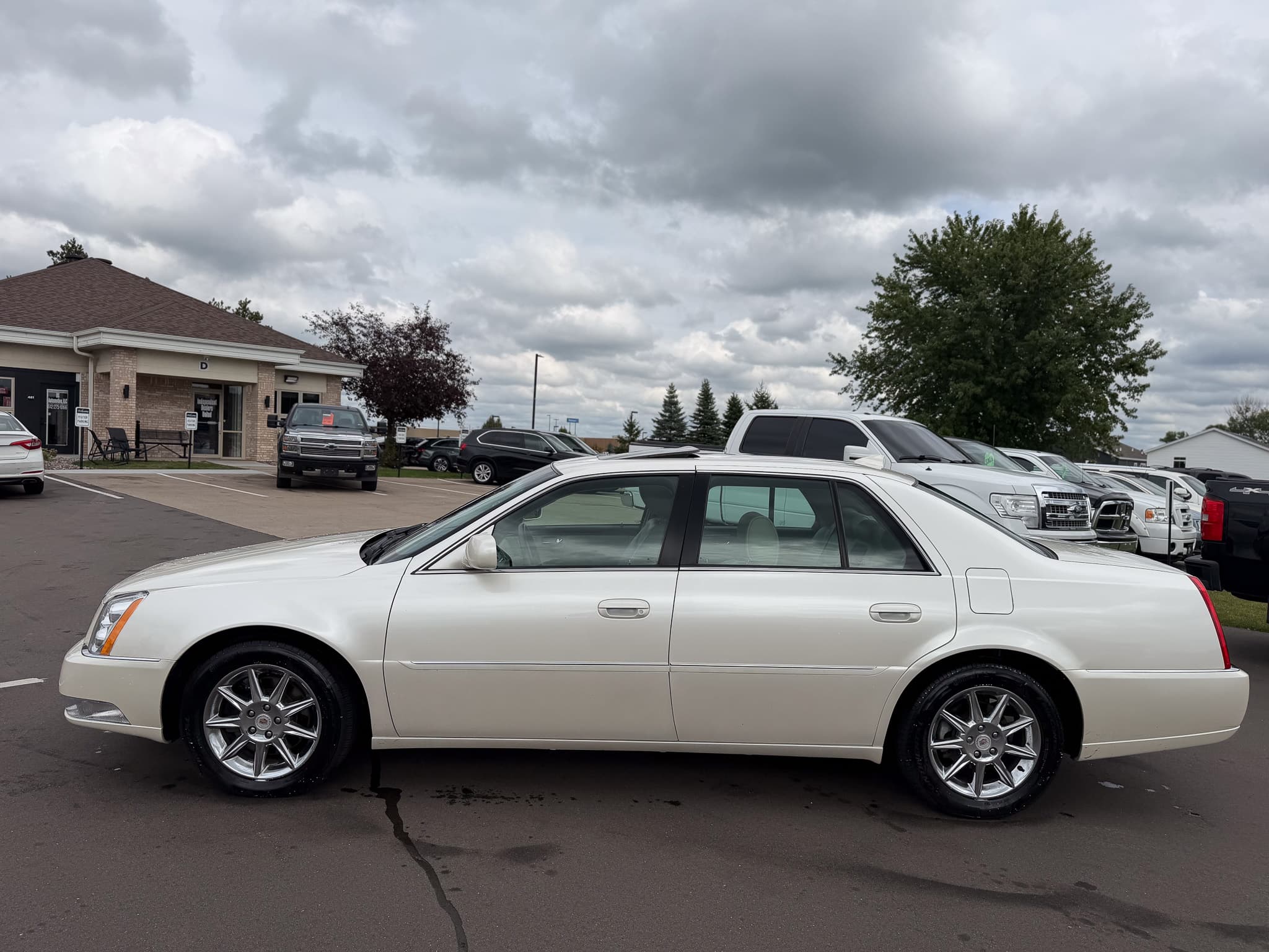 2011 Cadillac DTS Luxury — photo 7 of 16