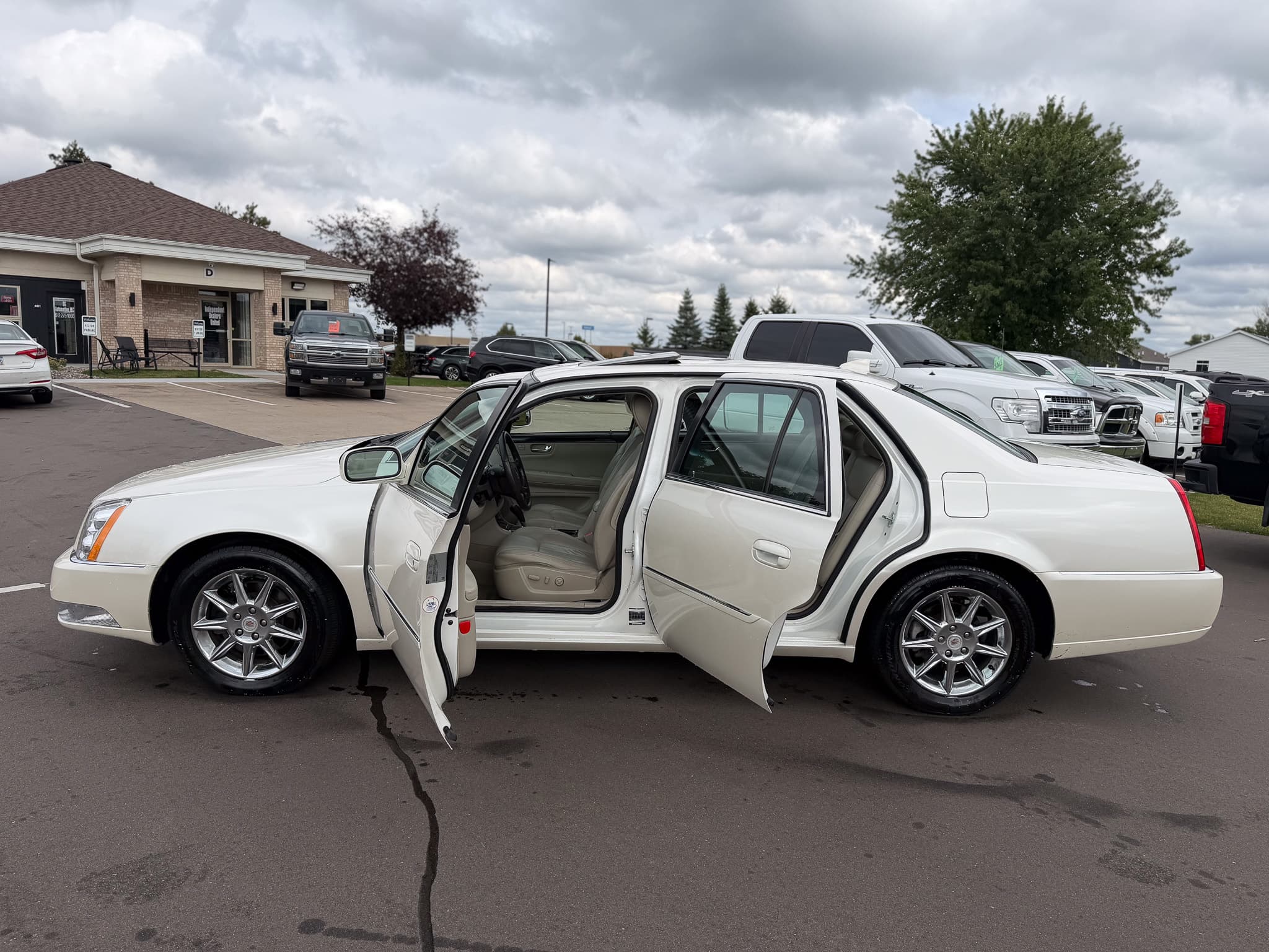 2011 Cadillac DTS Luxury — photo 8 of 16