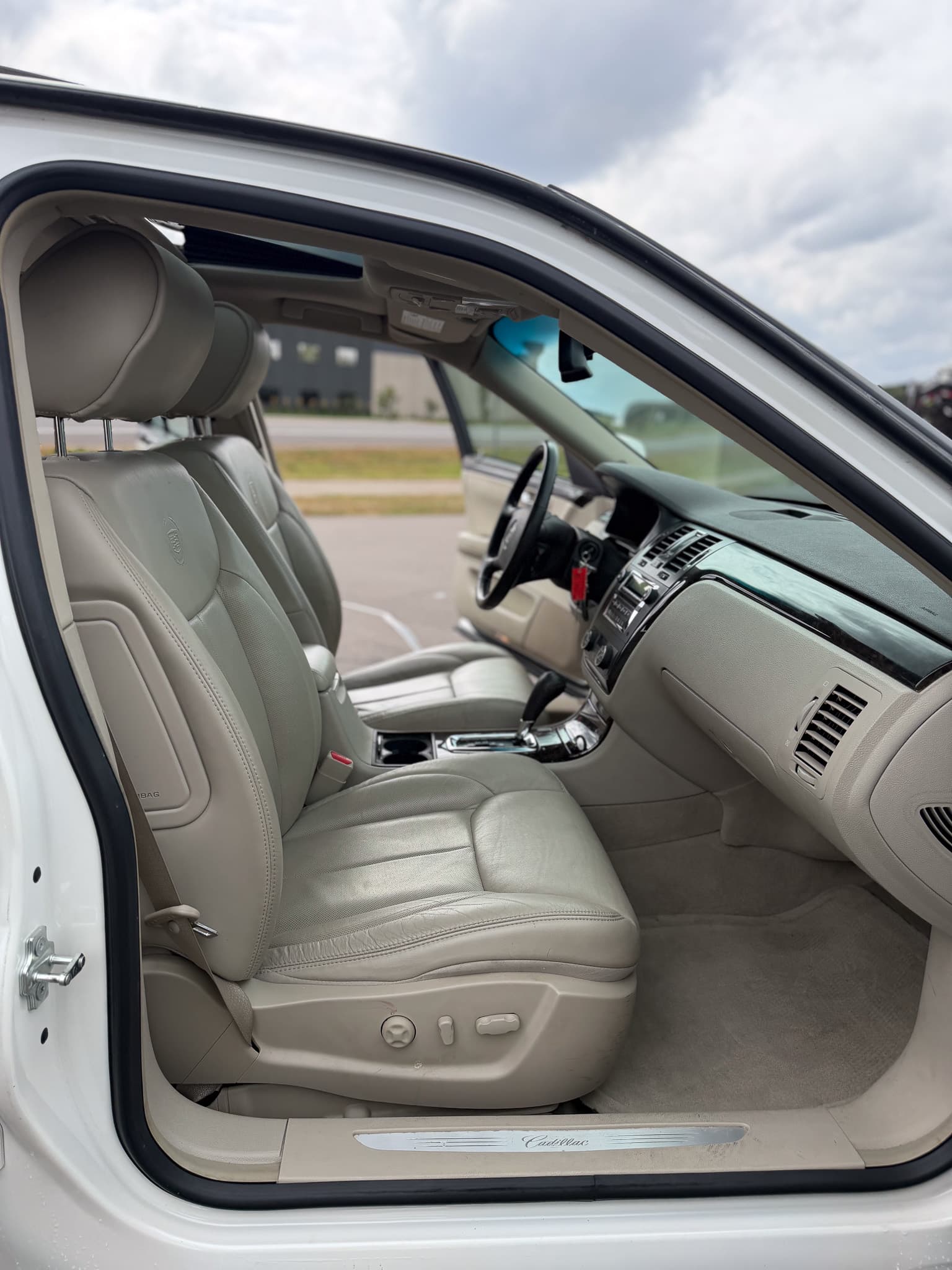 2011 Cadillac DTS Luxury — photo 11 of 16