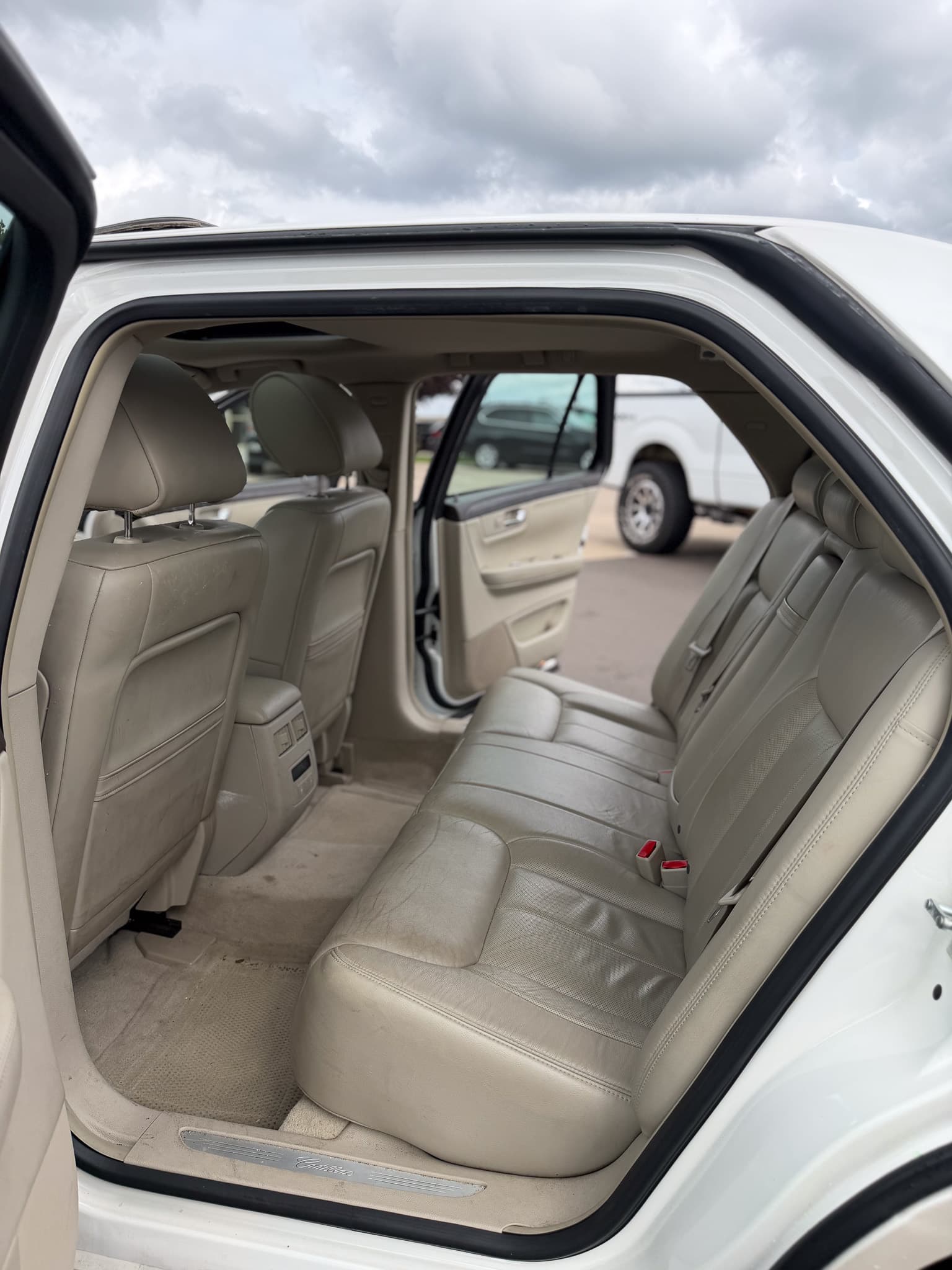 2011 Cadillac DTS Luxury — photo 12 of 16