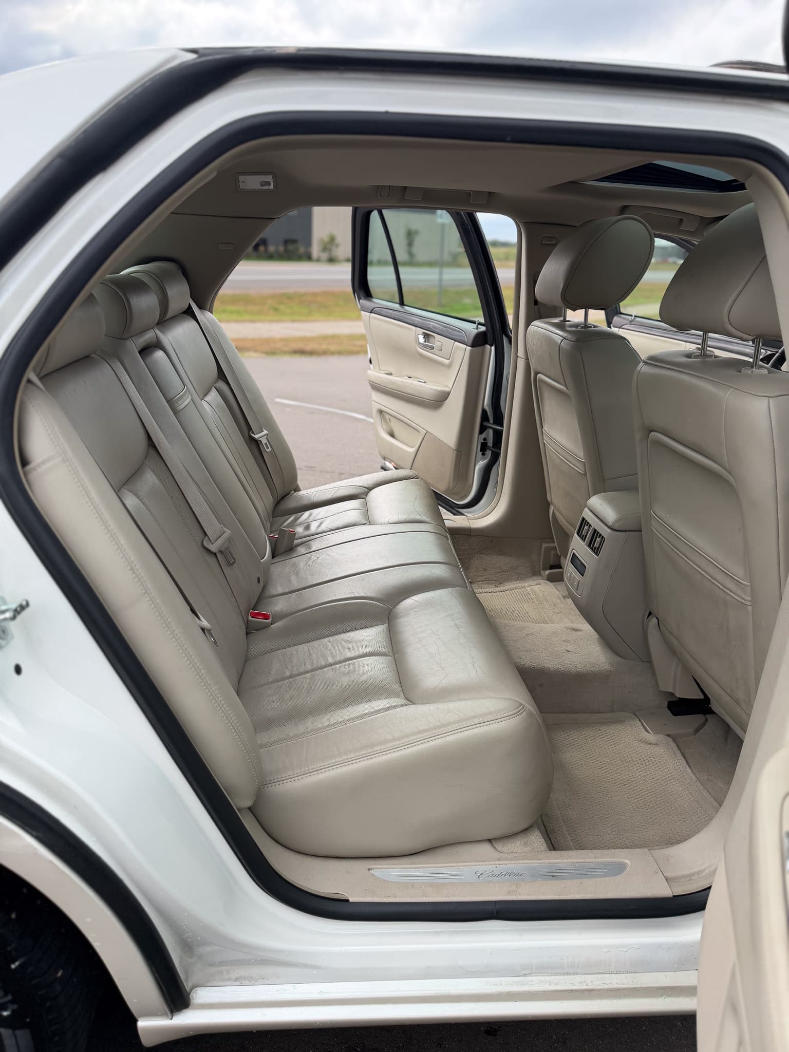 2011 Cadillac DTS Luxury — photo 13 of 16