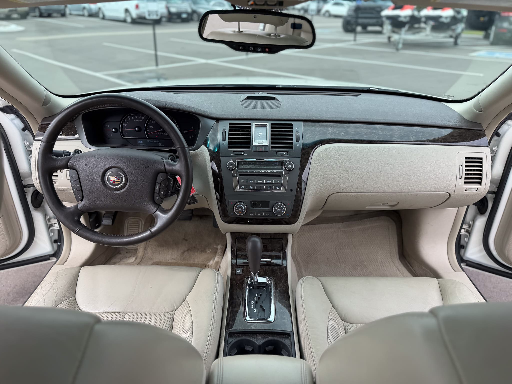 2011 Cadillac DTS Luxury — photo 14 of 16