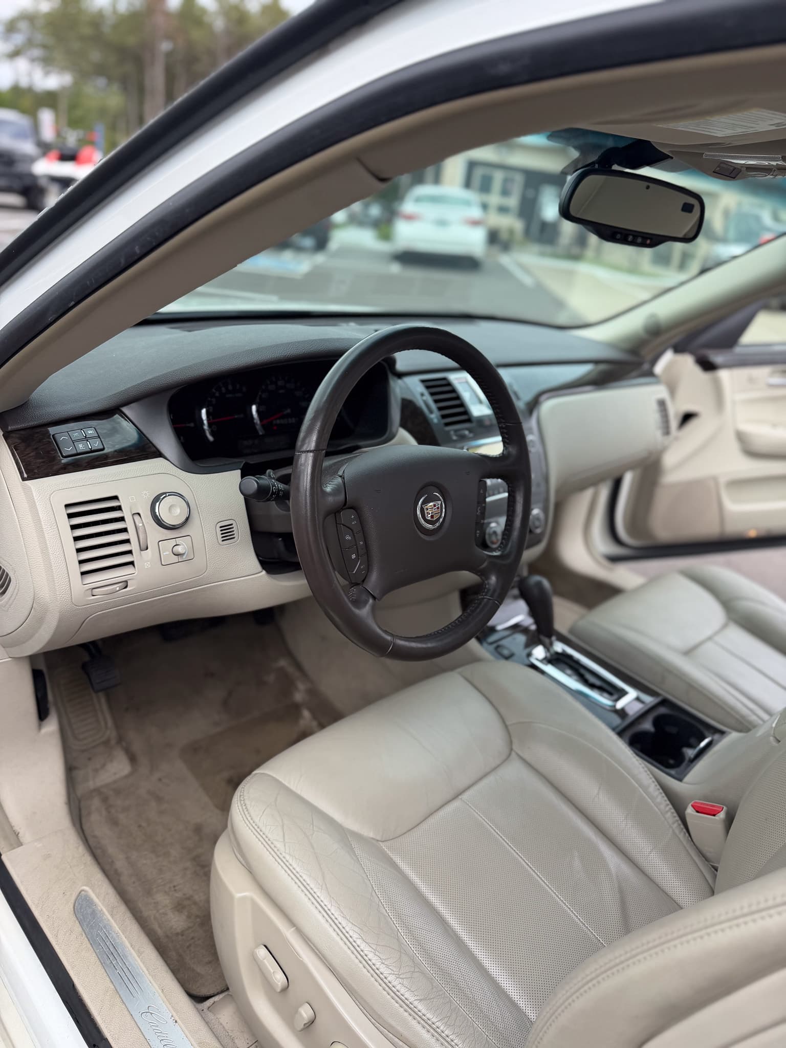2011 Cadillac DTS Luxury — photo 15 of 16